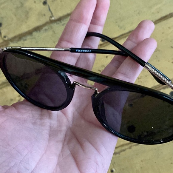 EXPRESS BRAND BLACK GOLD RETRO ROUND SUNGLASSES OS 90s Y2K NWOT - Picture 4 of 4